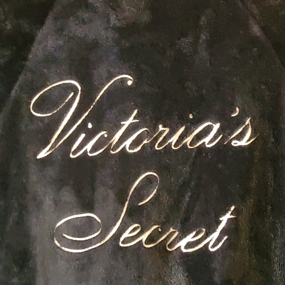 Victoria's Secret Luxurious Black Robe. Fleece. XS. MID LENGHTH. TIE WAIST - Picture 4 of 8